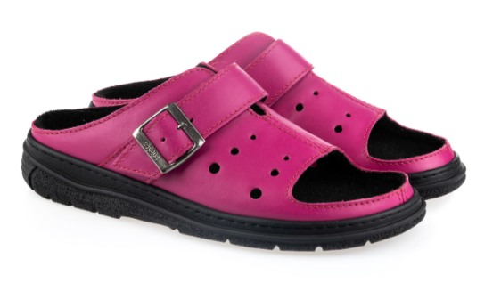 Różowe sandały z czarną podeszwą, z regulowanym paskiem i otwartymi palcami.