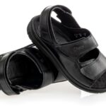 Para czarnych, skórzanych sandałów z dwoma regulowanymi rzepami i miękką podeszwą.