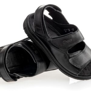 Para czarnych, skórzanych sandałów z dwoma regulowanymi rzepami i miękką podeszwą.