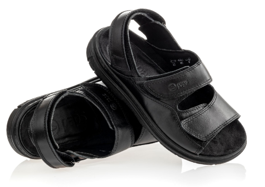 Para czarnych, skórzanych sandałów z dwoma regulowanymi rzepami i miękką podeszwą.