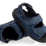 Sandały dziecięce na rzepy, wykonane z ciemnoniebieskiej skóry, z czarną podeszwą i otwartymi palcami.