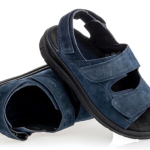 Sandały dziecięce na rzepy, wykonane z ciemnoniebieskiej skóry, z czarną podeszwą i otwartymi palcami.