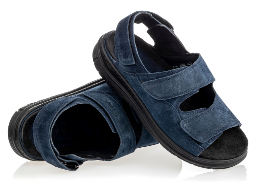 Sandały dziecięce na rzepy, wykonane z ciemnoniebieskiej skóry, z czarną podeszwą i otwartymi palcami.