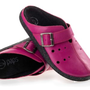 Różowe kapcie z czarną podeszwą, regulowanym paskiem i perforacjami, przeznaczone dla dzieci.