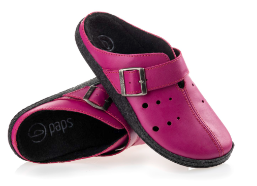 Różowe kapcie z czarną podeszwą, regulowanym paskiem i perforacjami, przeznaczone dla dzieci.