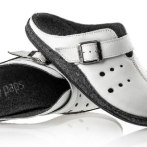 Białe kapcie z czarną podeszwą, zapinane na regulowany pasek z klamrą, przeznaczone do użytku domowego.