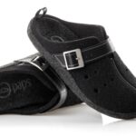 Czarne, miękkie buty ortopedyczne z regulowanym paskiem i perforacjami, przeznaczone do korekcji stóp.