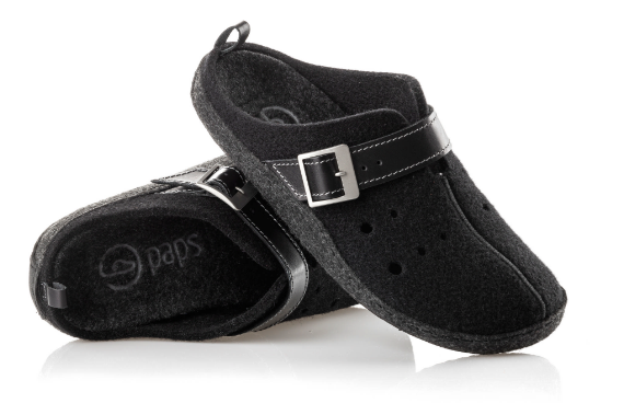 Czarne, miękkie buty ortopedyczne z regulowanym paskiem i perforacjami, przeznaczone do korekcji stóp.