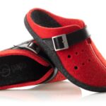 Czerwone i czarne kapcie z regulowanym paskiem, miękkie i wygodne, na podeszwie z perforacjami.