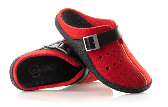 Czerwone i czarne kapcie z regulowanym paskiem, miękkie i wygodne, na podeszwie z perforacjami.