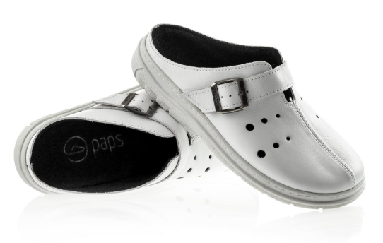 Białe, miękkie buty z czarnym wykończeniem i regulowanym paskiem na rzep, przeznaczone do użytku w domu lub na co dzień.