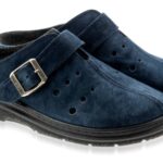 Niebieskie pantofle z zapięciem na rzep, wykonane z miękkiego materiału, z perforacjami na wierzchu i czarną podeszwą.