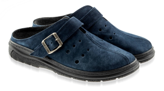 Niebieskie pantofle z zapięciem na rzep, wykonane z miękkiego materiału, z perforacjami na wierzchu i czarną podeszwą.