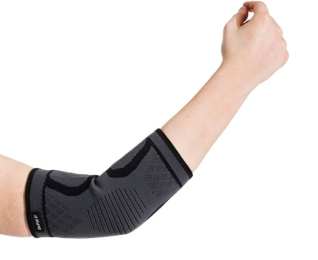 Ręka z założonym elastycznym opaskiem na łokciu, skierowana do góry, na białym tle.