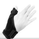 Dłoń z palcami rozłożonymi, założona na niej czarna ortoza wspierająca nadgarstek.