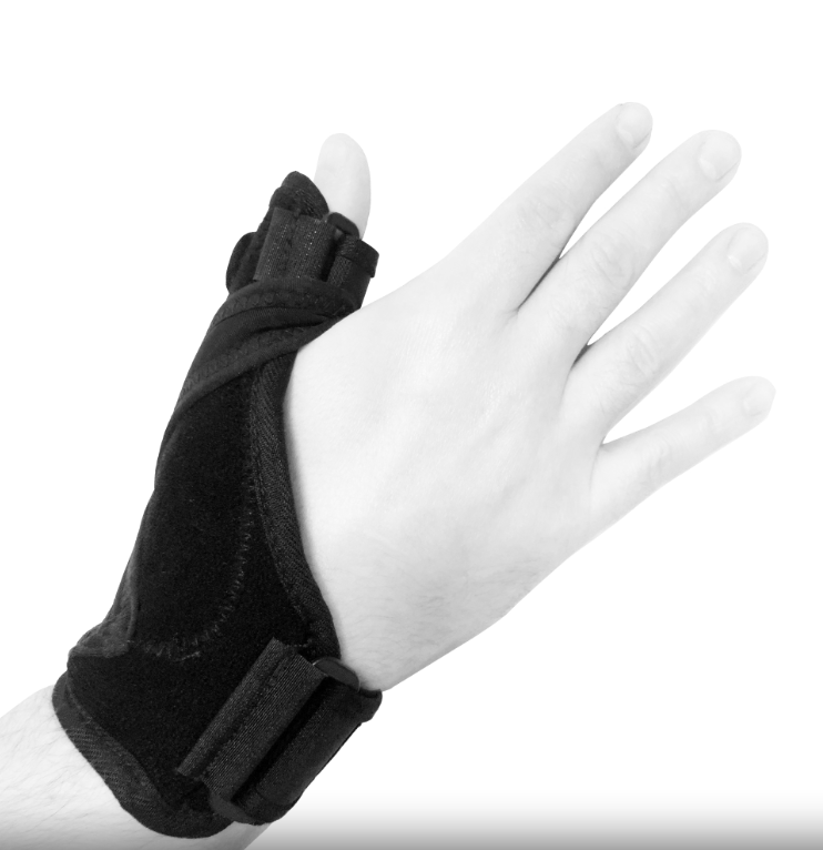 Dłoń z palcami rozłożonymi, założona na niej czarna ortoza wspierająca nadgarstek.