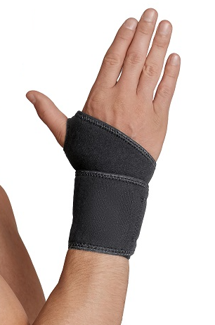 Dłoń z czarnym stabilizatorem nadgarstka na nadgarstku, skierowana do góry.