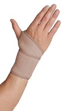 Dłoń z bandażem na nadgarstku, uniesiona i otwarta, w jasnym, neutralnym tle.