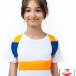 Uśmiechnięta dziewczynka w białej koszulce, z żółtym plecakiem i specjalnym pasem bezpieczeństwa na brzuchu.