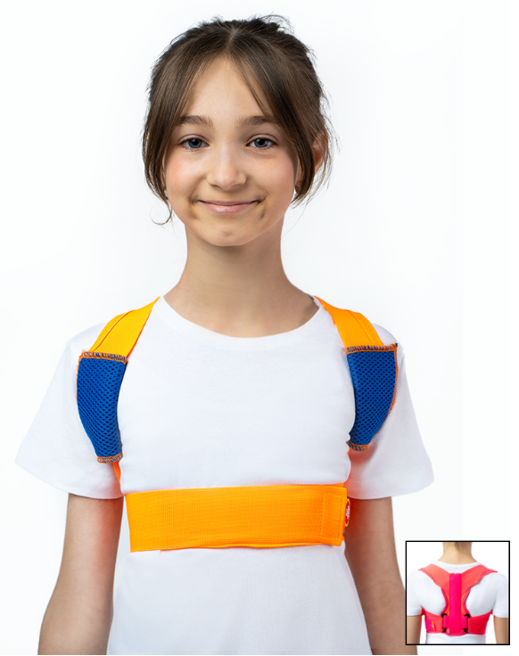 Uśmiechnięta dziewczynka w białej koszulce, z żółtym plecakiem i specjalnym pasem bezpieczeństwa na brzuchu.