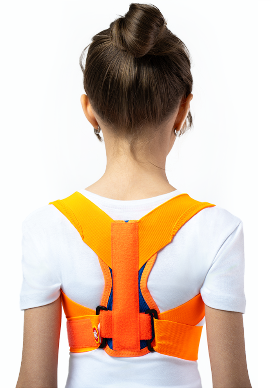 Młoda dziewczyna z brązową fryzurą w kok, nosi żółto-pomarańczowy pas bezpieczeństwa na białej koszulce.