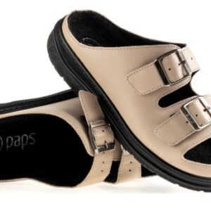 Kapcie na rzepy w kolorze beżowym z czarną podeszwą i wyściółką, otwarte na palce, przeznaczone do użytku domowego.