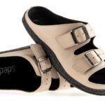 Kapcie na rzepy w kolorze beżowym z czarną podeszwą i wyściółką, idealne do domu.