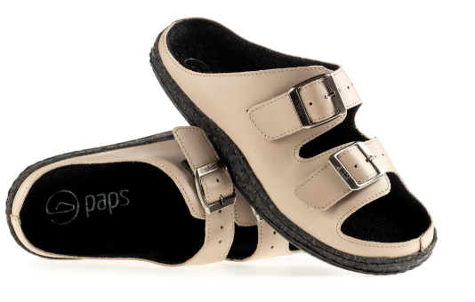 Kapcie na rzepy w kolorze beżowym z czarną podeszwą i wyściółką, idealne do domu.