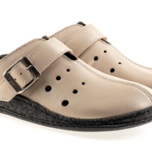 Kapcie z beżowej skóry z regulowanym paskiem i perforacjami, na czarnej podeszwie.