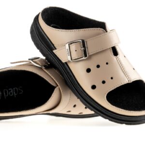 Dziecięce pantofle z czarnym noskiem, zapięciem na sprzączkę i perforacjami, w kolorze beżowym z czarną podeszwą.