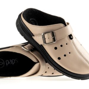 Beżowe pantofle z czarną podeszwą i regulowanym paskiem na rzep, przeznaczone do użytku domowego lub na co dzień.