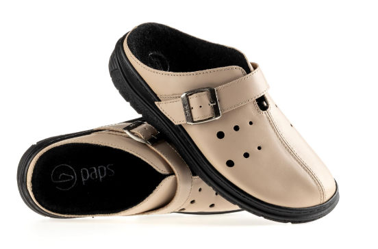 Beżowe pantofle z czarną podeszwą i regulowanym paskiem na rzep, przeznaczone do użytku domowego lub na co dzień.