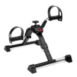 Stacjonarny rower treningowy z pedałami, regulowanym siodełkiem i wyświetlaczem na kierownicy.