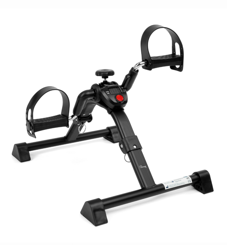 Stacjonarny rower treningowy z pedałami, regulowanym siodełkiem i wyświetlaczem na kierownicy.