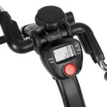 Elektryczny rower z wyświetlaczem, przyciskami i manetkami na kierownicy, służący do sterowania i monitorowania jazdy.