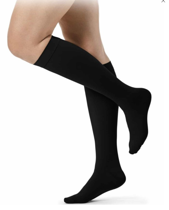 Para czarnych podkolanówek na nogach mężczyzny, z widoczną częścią ud i łydki, na białym tle.