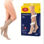 Pończochy uciskowe Pani Teresa Medica, rozmiar CCL 1, na nogę modelki, obok opakowania z opisem i logo.