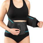 Kobieta nosi pas do ćwiczeń z poduszkami na brzuchu i ramionach, wykonując ćwiczenie w bieliźnie sportowej.