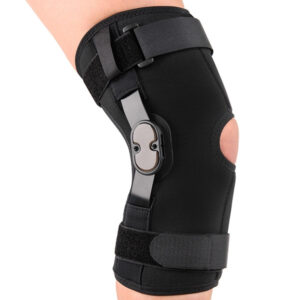 Orteza kolana z regulowanymi paskami i metalowym elementem wspierającym, na prawym kolanie osoby.