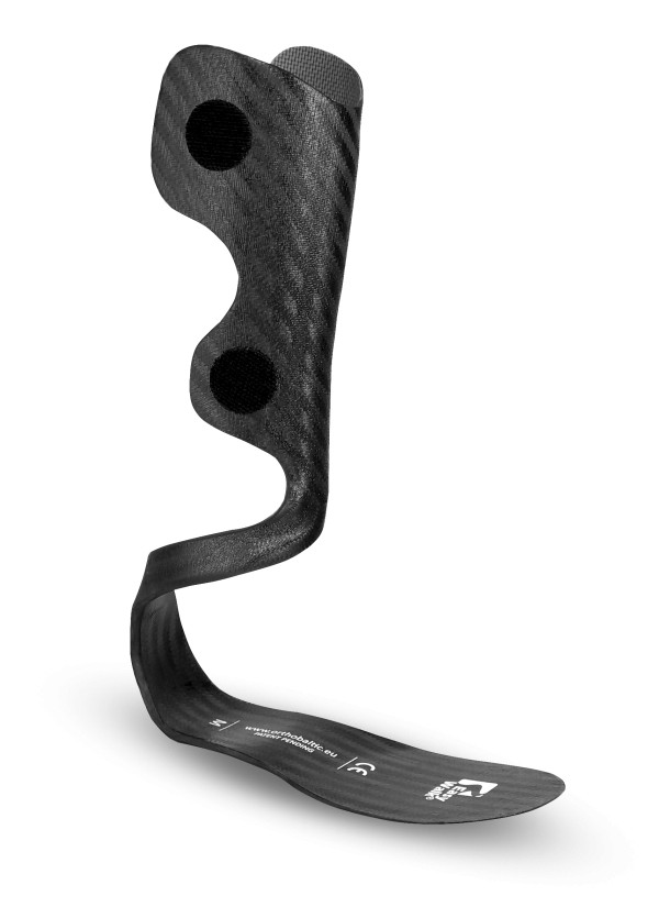 Lekki, czarny proteza kostki z piankowym wykończeniem i dwoma czarnymi mocowaniami, przeznaczony do sportów zimowych.