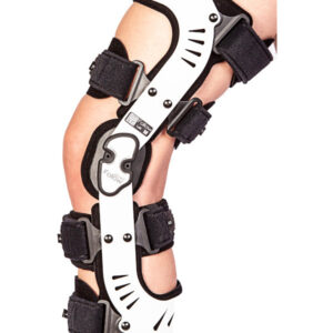 Orteza kolana z czarnymi paskami i regulowanymi zapięciami, wspierająca stabilizację stawu kolanowego.