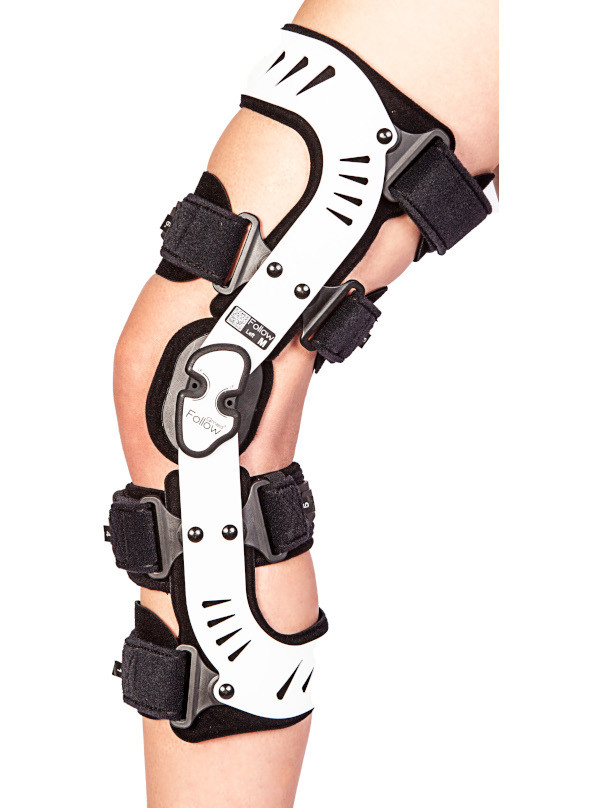 Orteza kolana z czarnymi paskami i regulowanymi zapięciami, wspierająca stabilizację stawu kolanowego.