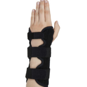 Ręka w ortopedycznym stabilizatorze z czterema rzepami, uniesiona w geście pozdrowienia lub podziękowania.