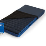 Poduszka przeciwodleżynowa z pompowanymi komorami i podłączeniem do pompy z cyfrowym wyświetlaczem.