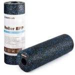 Wałek do masażu mięśniowo-powięziowego z czarnym i niebieskim wzorem, obok opakowania z etykietą.