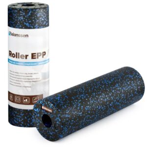 Wałek do masażu mięśniowo-powięziowego z czarnym i niebieskim wzorem, obok opakowania z etykietą.