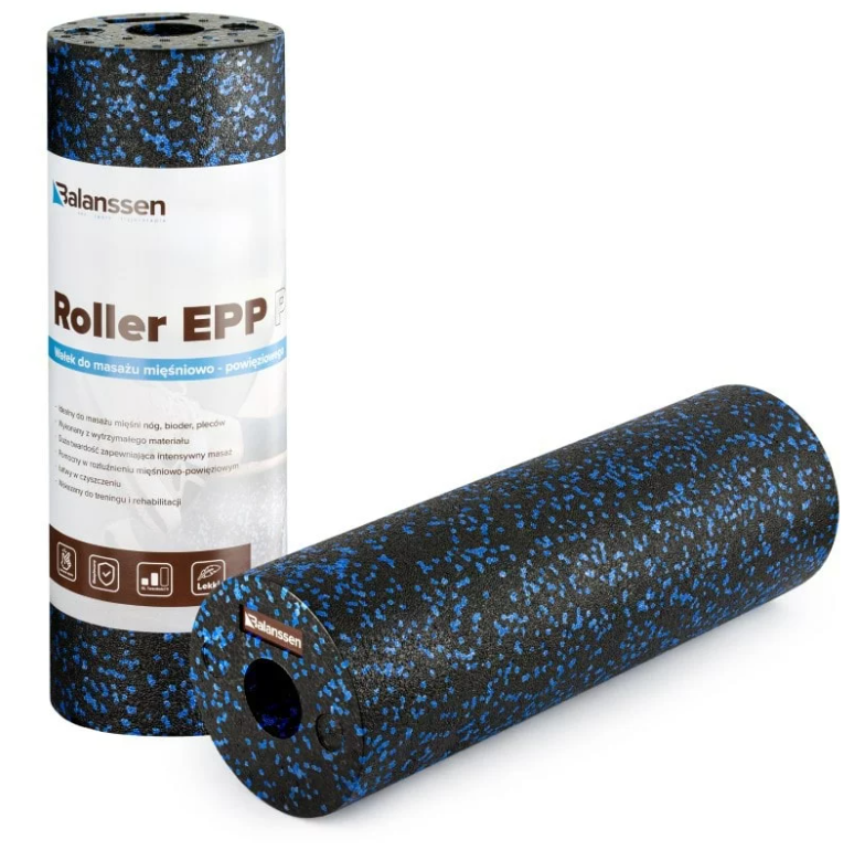Wałek do masażu mięśniowo-powięziowego z czarnym i niebieskim wzorem, obok opakowania z etykietą.