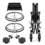 Składany wózek inwalidzki z dwoma dużymi kołami, podnóżkami i torbą na ramie, rozłożony na białym tle.