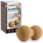 Dwa brązowe kule do masażu o średnicy 16-8 cm, obok opakowanie z opisem produktu i logo marki Balanssen.