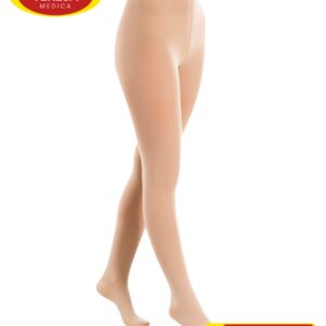 Bezrękawowe, cieliste pończochy na nogi, modelka prezentuje je w pozycji stojącej.